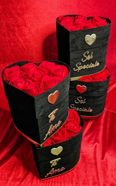 Scatola regalo cuore con rose rosse 24 x 24 x 24 cm